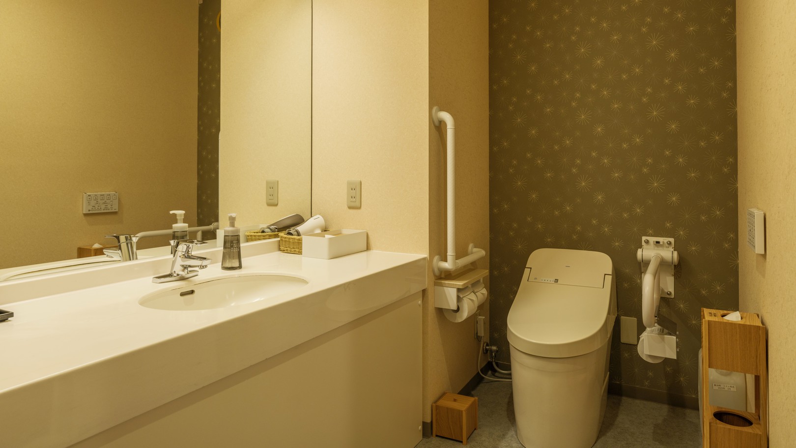 【広々洋室ツイン】洗面台にはハンドソープ、ドライヤー等をご用意。※アメニティはロビーに。