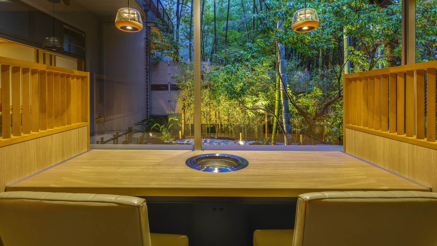 【食事処／つつじ亭】夜には庭がライトアップされる。