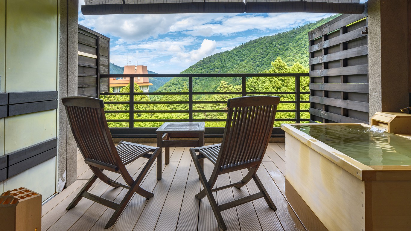 【檜露天風呂付き和洋室】 開放感あふれるテラスで箱根の自然を満喫。
