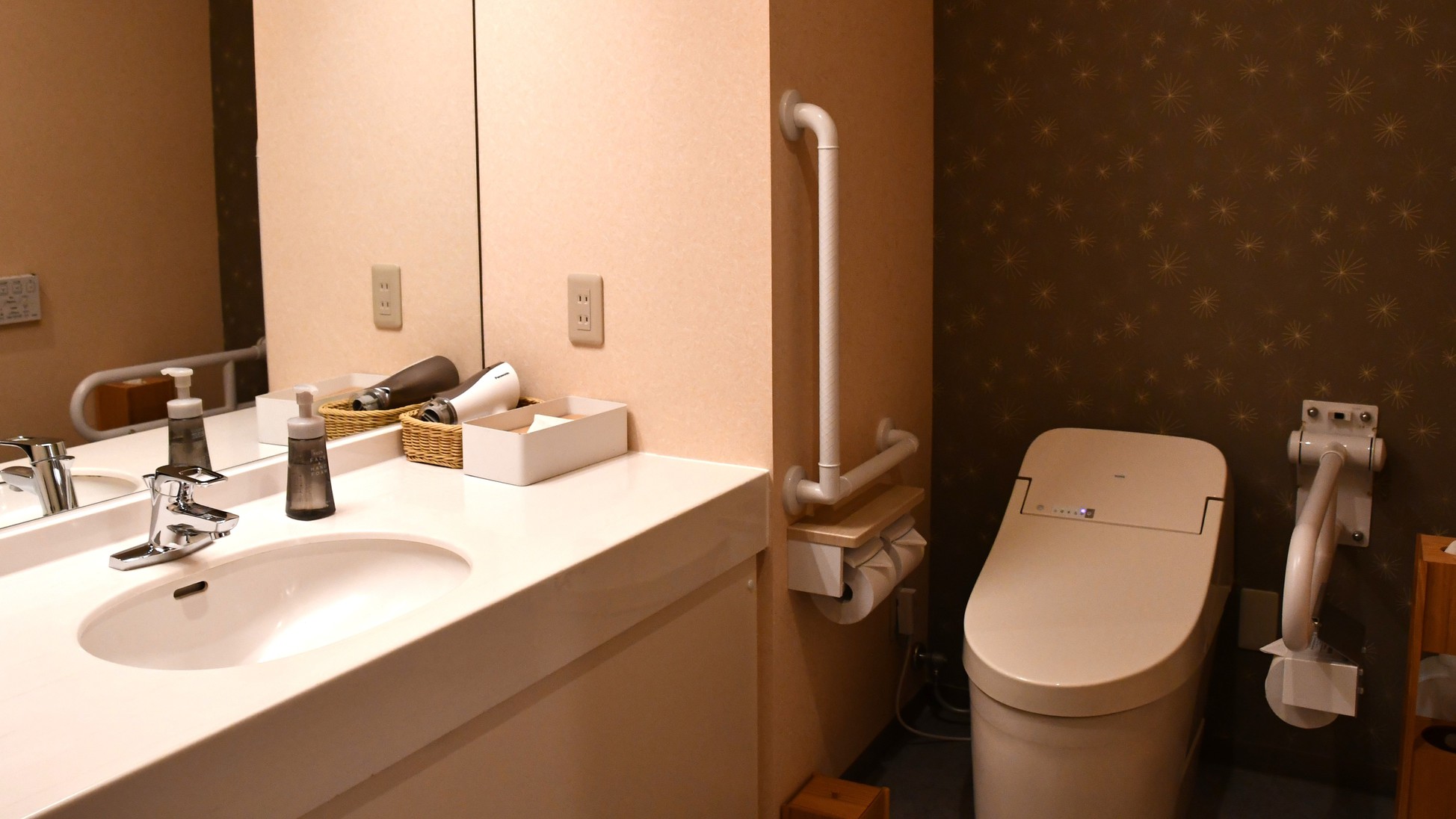 【広々洋室ツイン】洗面台にはハンドソープ、ドライヤー等をご用意。※アメニティはロビーに。