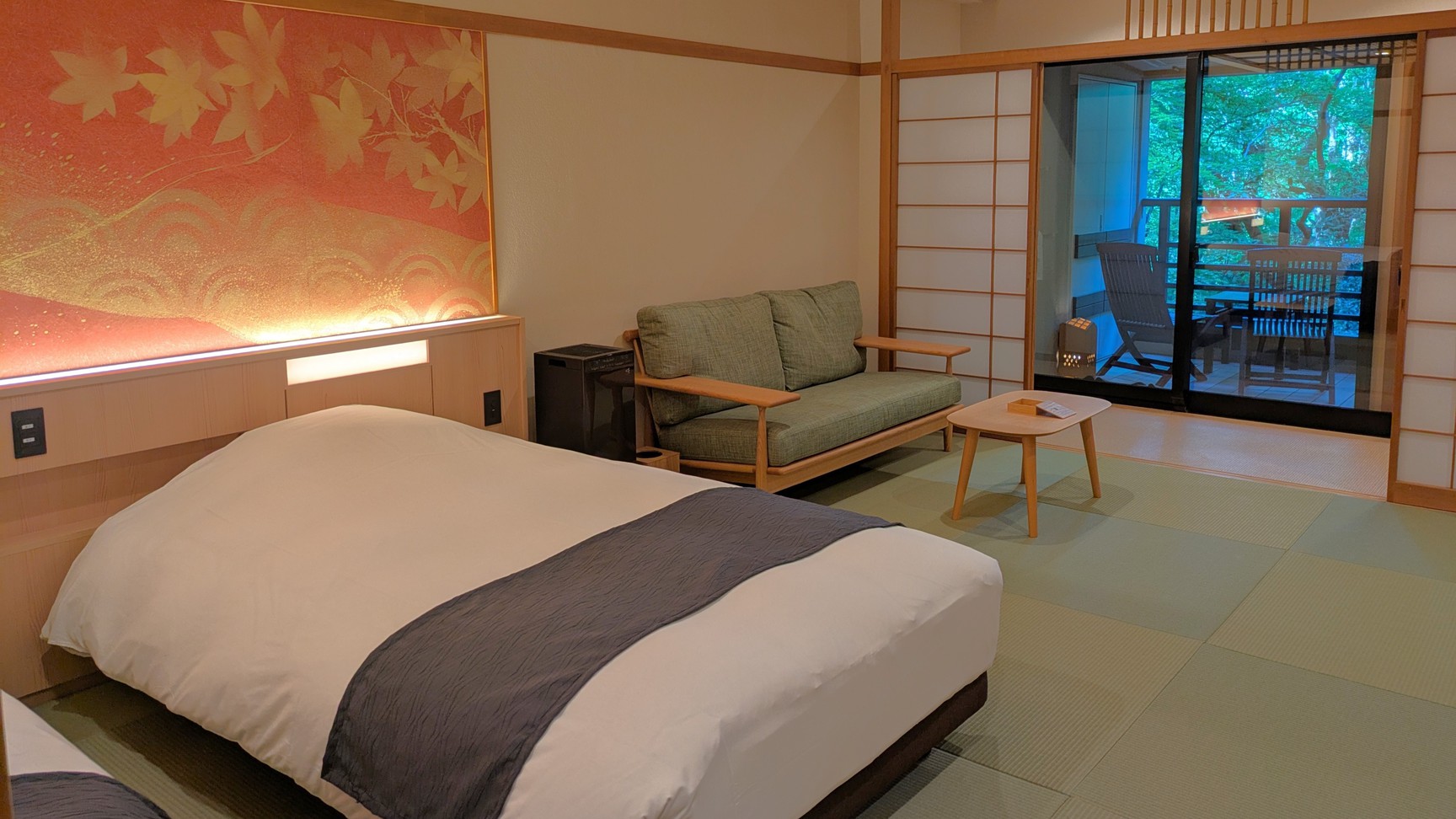 【檜温泉露天風呂付き洋室ツイン】広々とした客室で、ツインベッドをご用意。