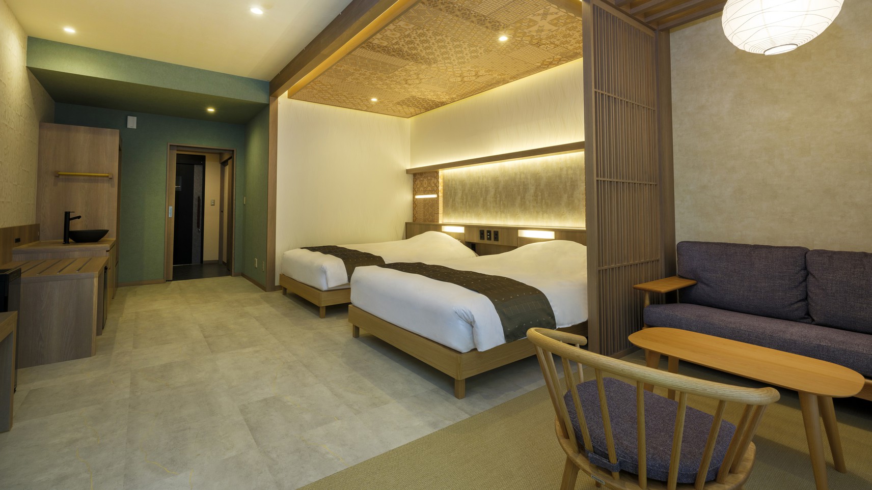 【広々洋室ツイン】寛ぎスペースにはソファをご用意。