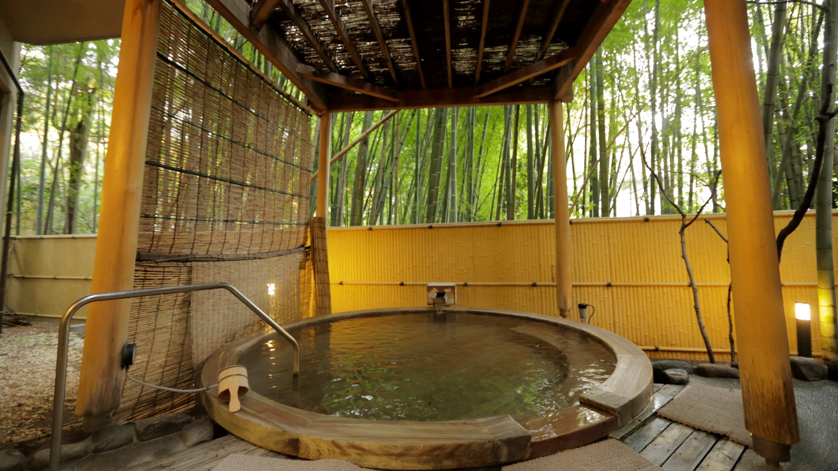 【月の湯／露天風呂】竹を眺めながら入る、雰囲気のある露天風呂。