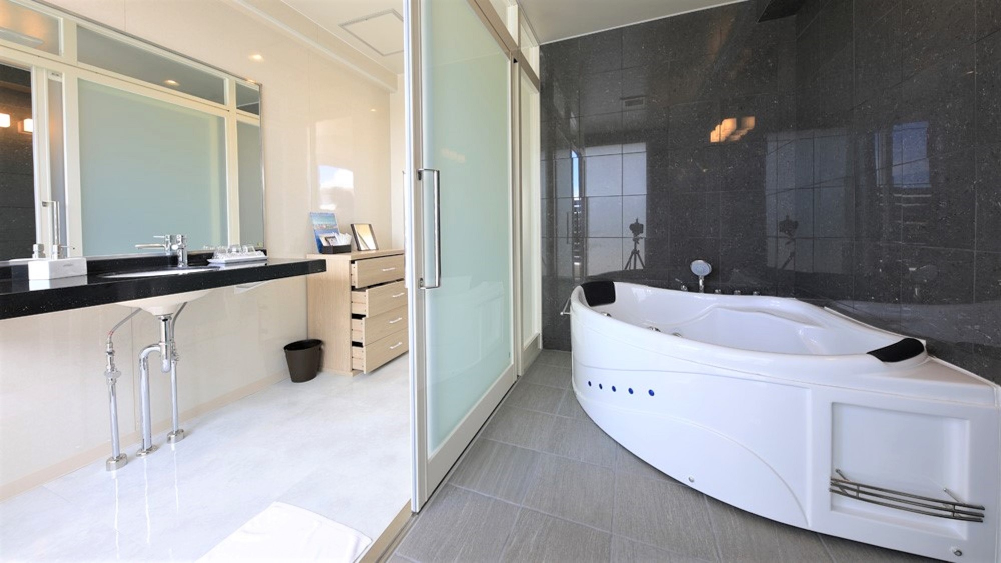 【プレミアムスイート】清潔感たっぷりの浴室は全室ジャグジー完備。