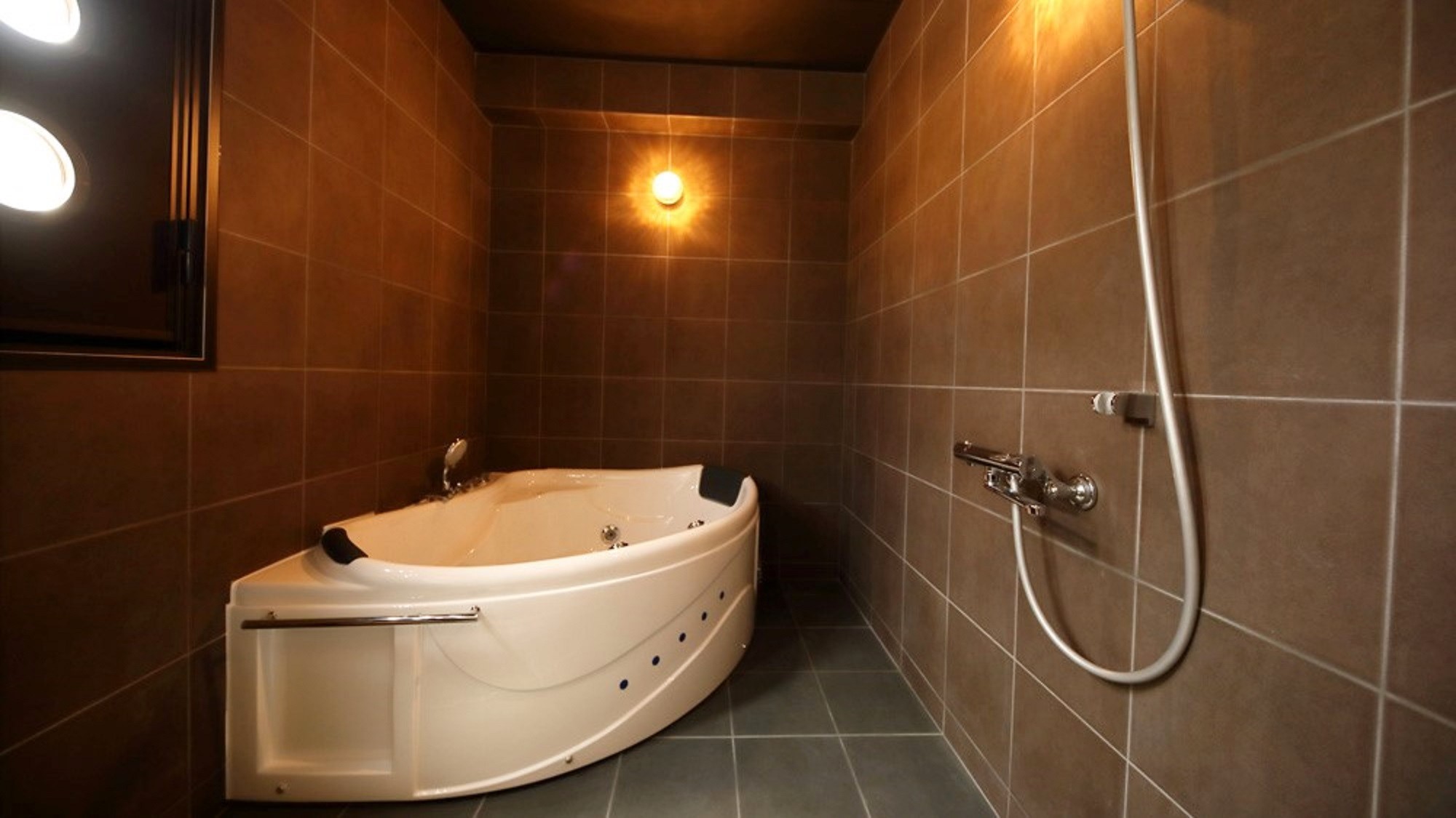 【ロイヤルスイート(2F)】モダンな雰囲気溢れるジャグジー付きの浴室