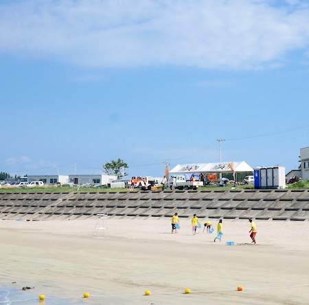 【長須賀海水浴場】海水浴シーズン中はボランティアの方々が管理してくださいます