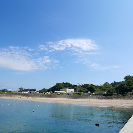 【長須賀海水浴場】天然の砂浜ビーチ、海水浴シーズン：８月初旬から中旬にかけて