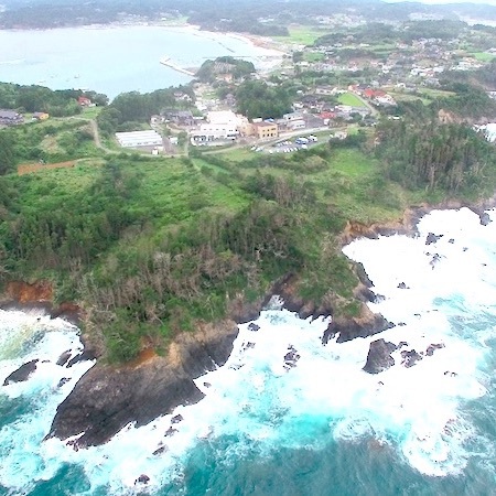【施設外観】『ドローン撮影』泊崎半島の先端に位置する旅館です。田舎の自然と海をお楽しみくださいませ。