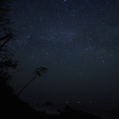 【星空】鵜島の海岸より撮影、ミラーレス一眼カメラでも沢山の星を撮影することが出来ます