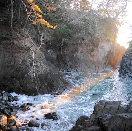 【神割崎】岩と岩の間から昇る日の出は２月中旬（11日-16日頃）と１０月下旬(20-30日頃）にみら