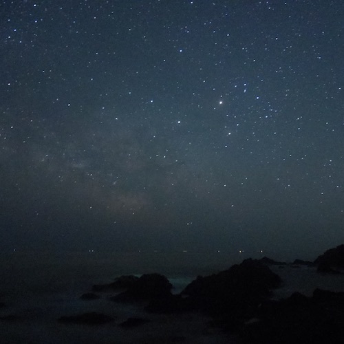 【星空】鵜島の海岸より撮影、ミラーレス一眼カメラでも沢山の星を撮影することが出来ます