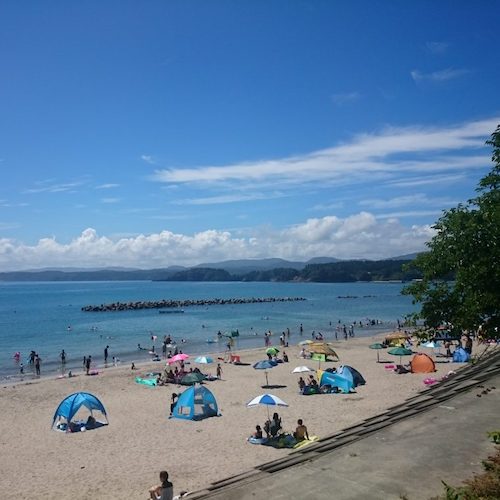 【長須賀海水浴場】天然の砂浜ビーチ、海水浴シーズン：８月初旬から中旬にかけて