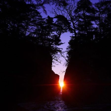 【神割崎】２月中旬と１０月下旬は岩と岩の間から昇る日の出が『絶景』となっております