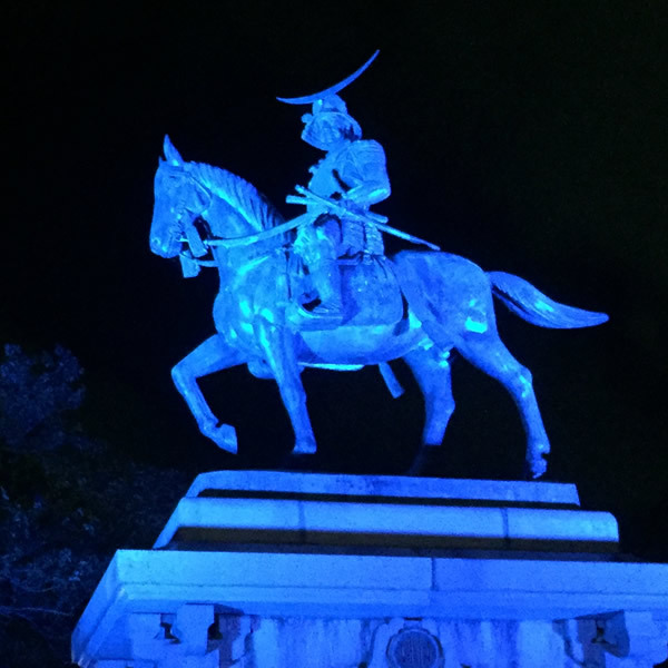 仙台城址の伊達政宗騎馬像ライトアップは日没から23時まで