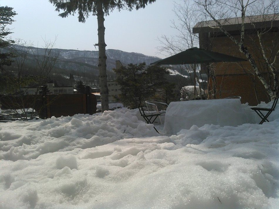 外で雪テーブル登場春スキー