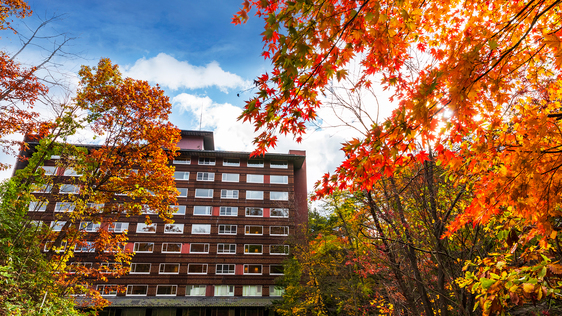 【外観】10月上旬〜中旬が周辺紅葉の見ごろとなります。