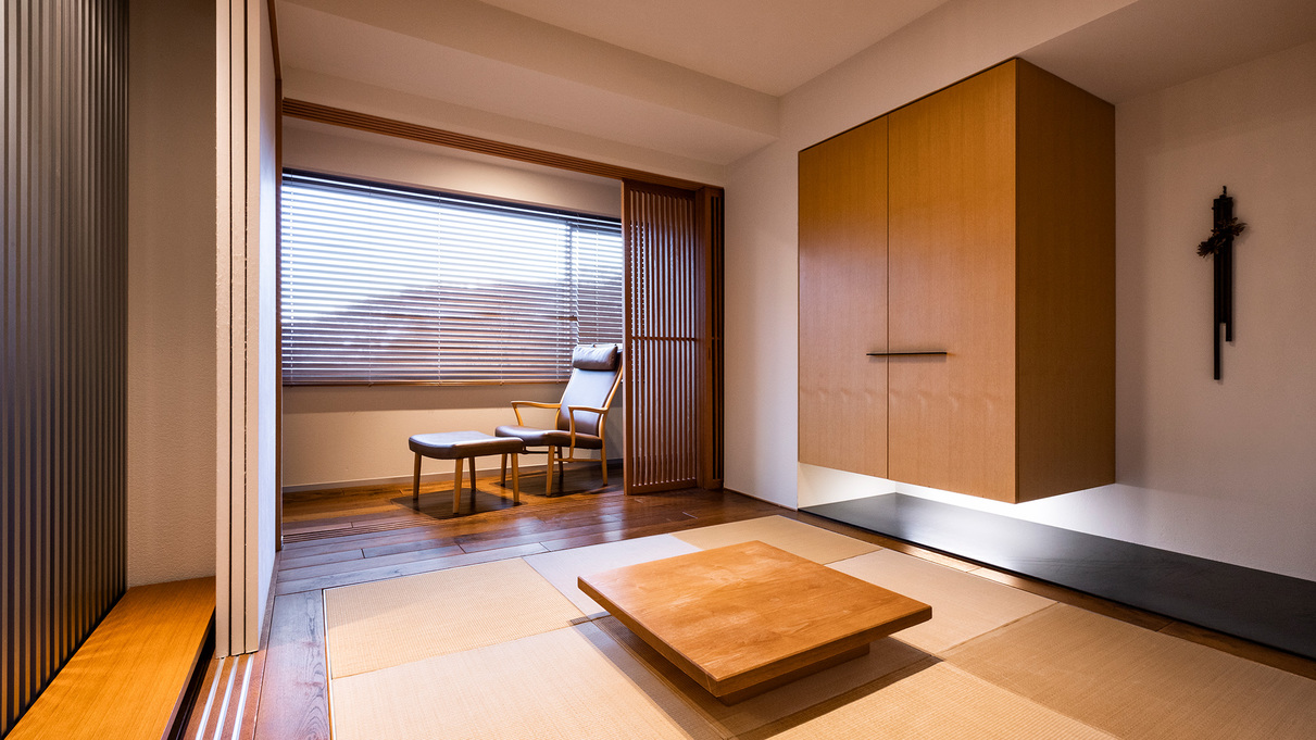【ラグジュアリースイート和洋室】スタイリッシュな空間に、和の趣溢れる畳のスペースが自然と調和します。