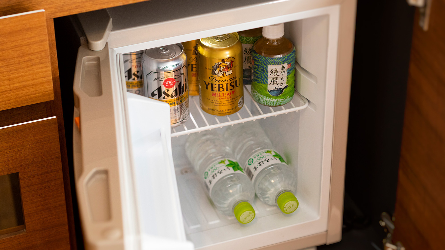 お部屋の冷蔵庫内の飲み物はご自由にお召し上がりください（イメージ）