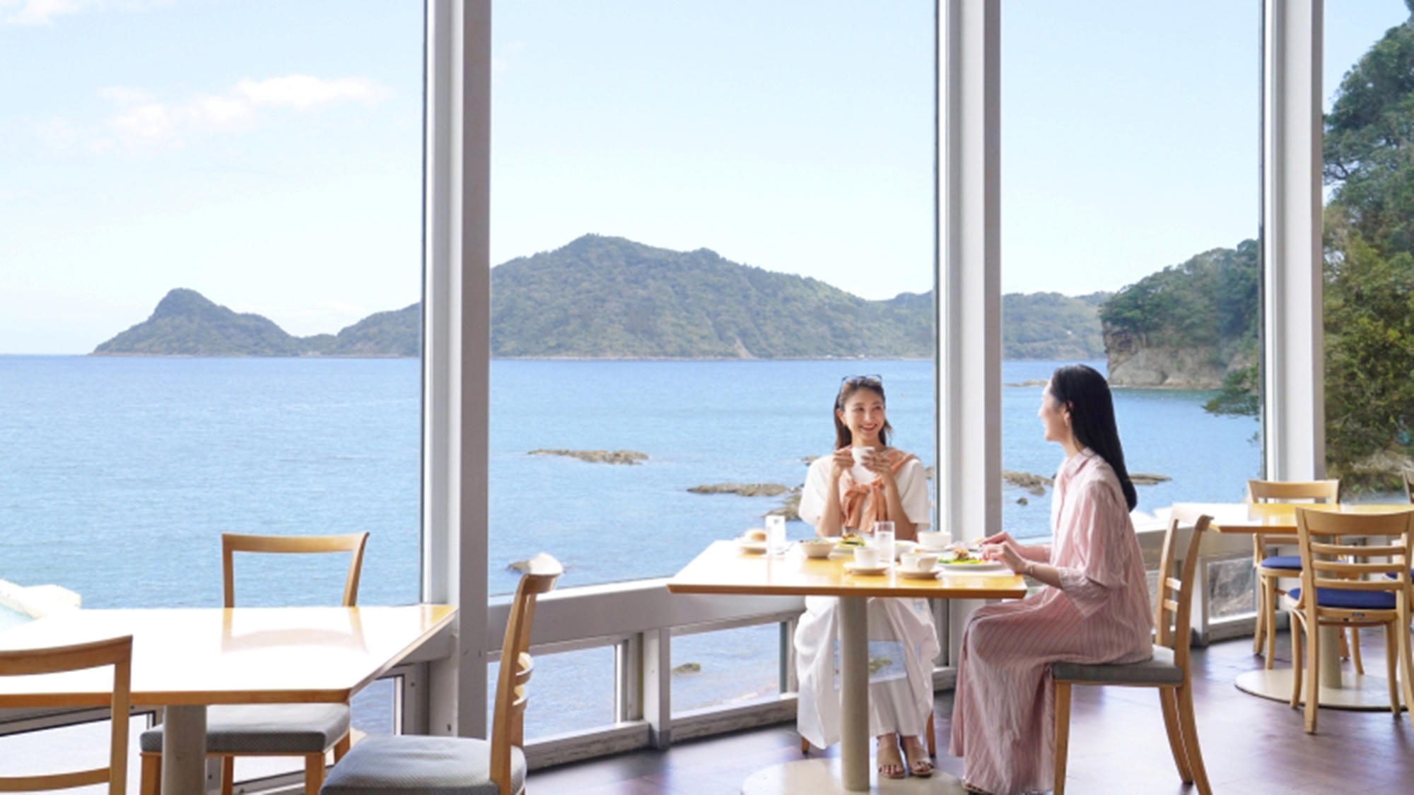 【レストラン】大きな窓から目の前に広がる一面の海を眺めることができます。