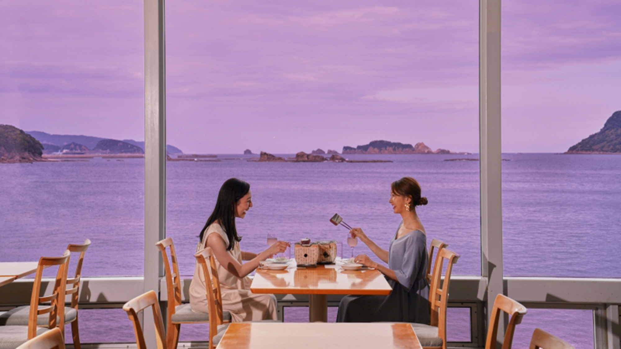 【レストラン】刻々と変わる海の夕景を眺めながら、夕食をお楽しみいただけます。