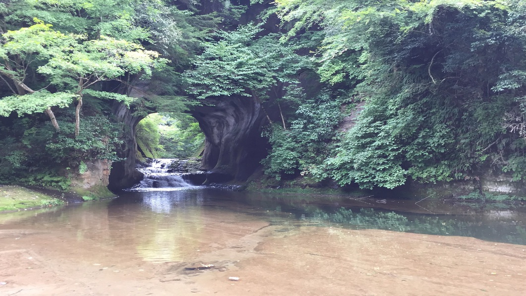 濃溝の滝・亀岩の洞窟