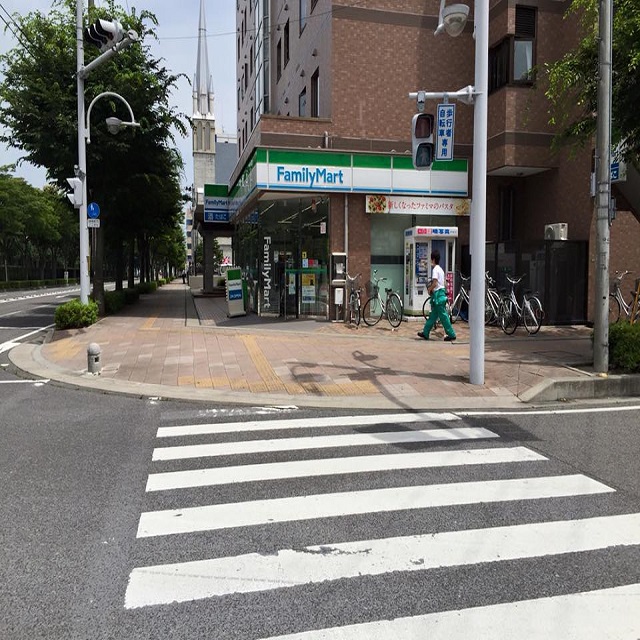 ホテルへの道順⑤ファミリーマートが見えてきます