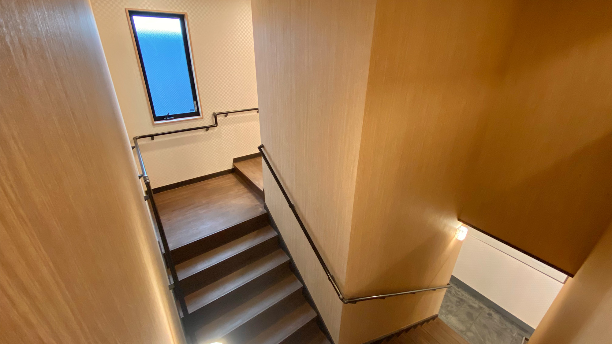 和室客室への階段_エレベーターもありますのでご安心ください。