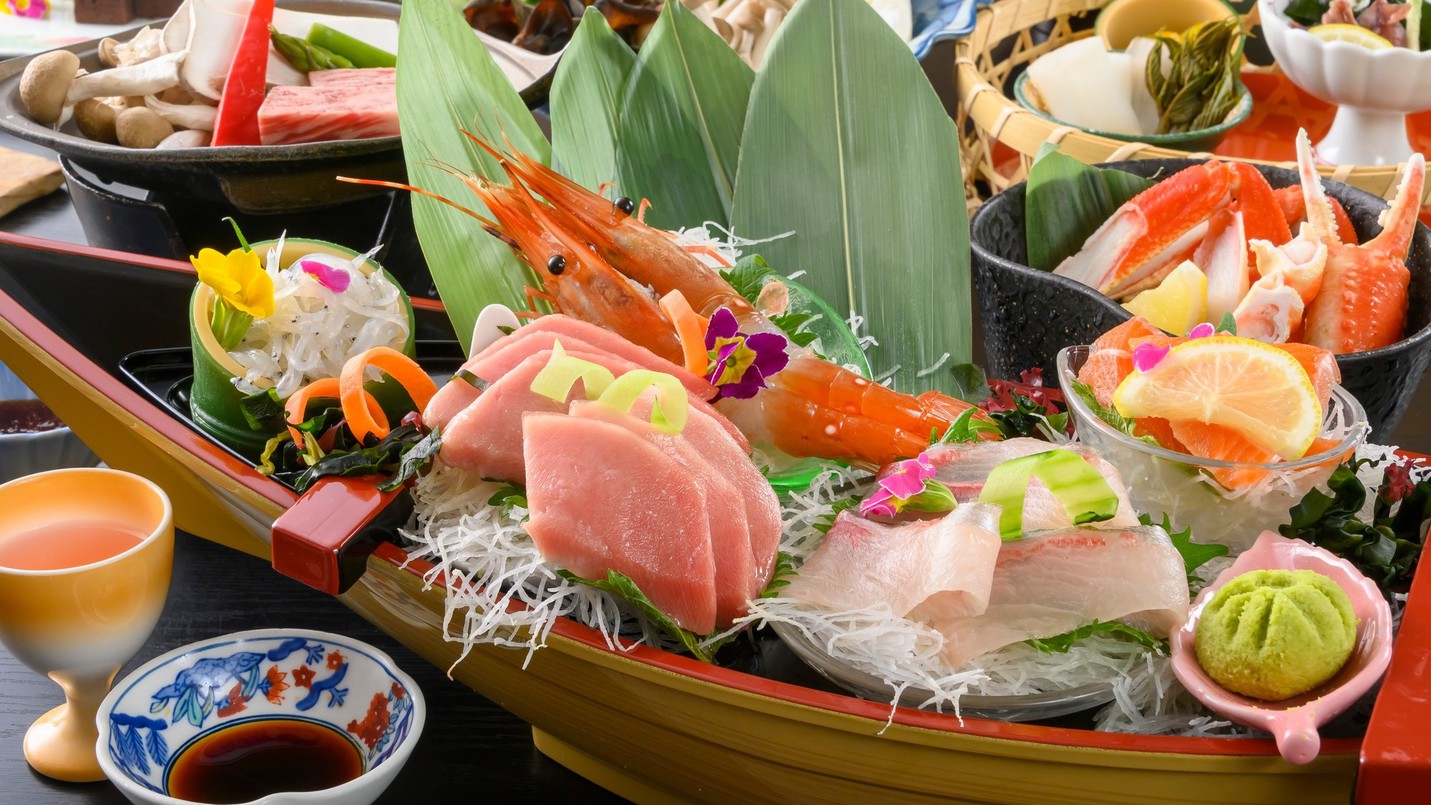 彩り鮮やかな豊洲直送マグロと海鮮彩り舟盛り！