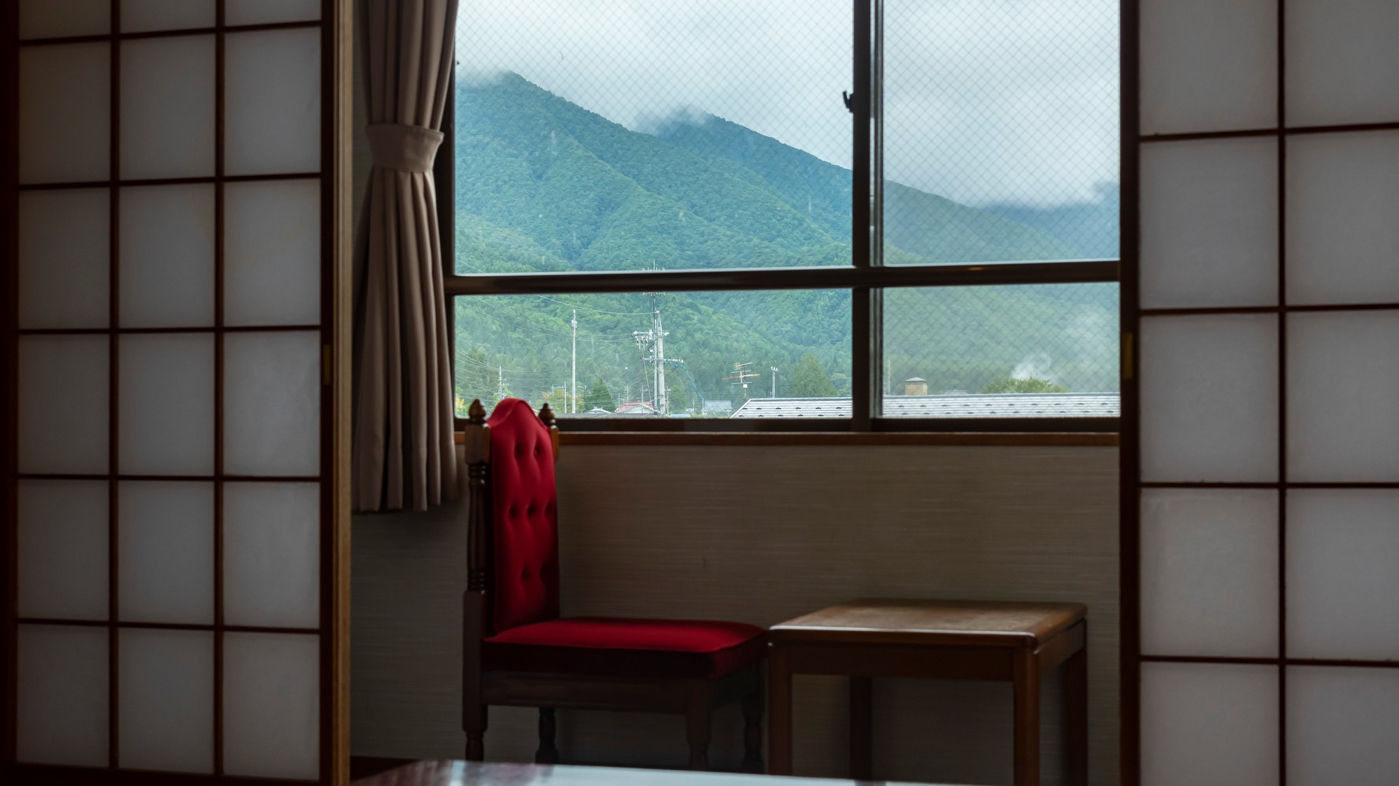 【梓館和室】遠くに山並みを望む梓館基本和室（お部屋により眺望が異なります）