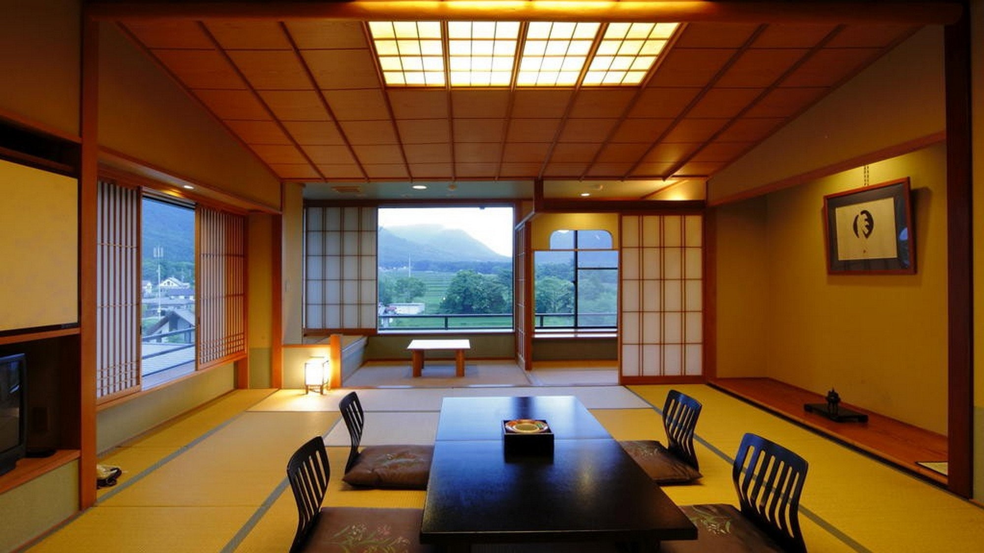 【葵館和室】夕暮れ時や夜には月の光に照らされた美しい山の稜線を望む景色