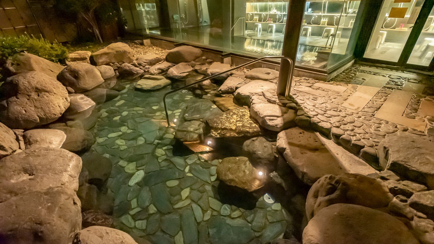 露天風呂。静かな夜の空気に包まれて。