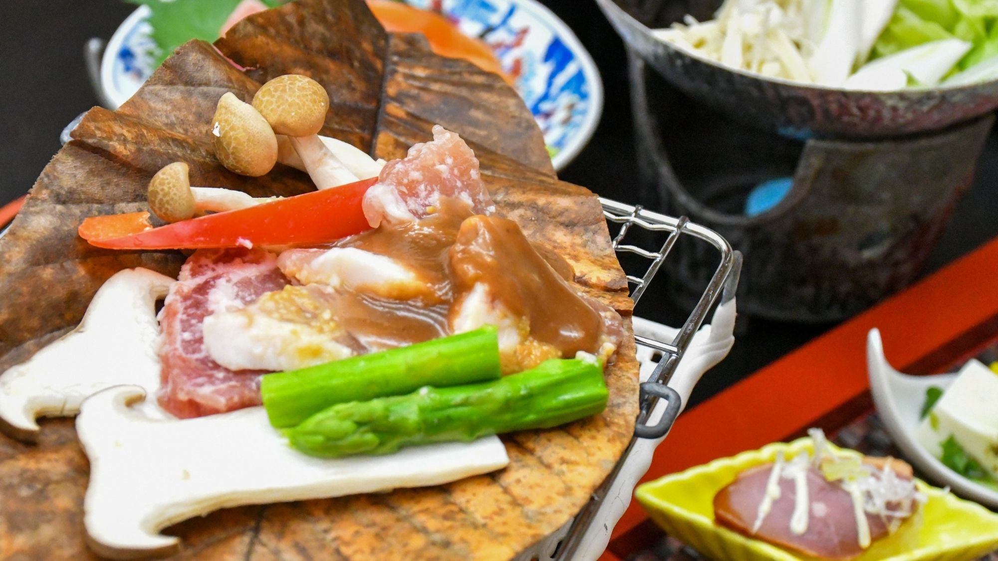 信州ポークに甘めの朴葉味噌が相性抜群！