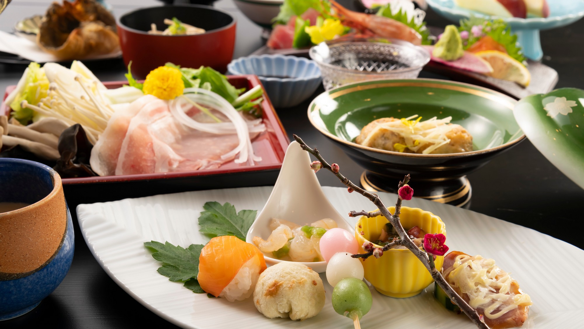 季節替わりの会席料理で、夕食のひとときも和気あいあい。