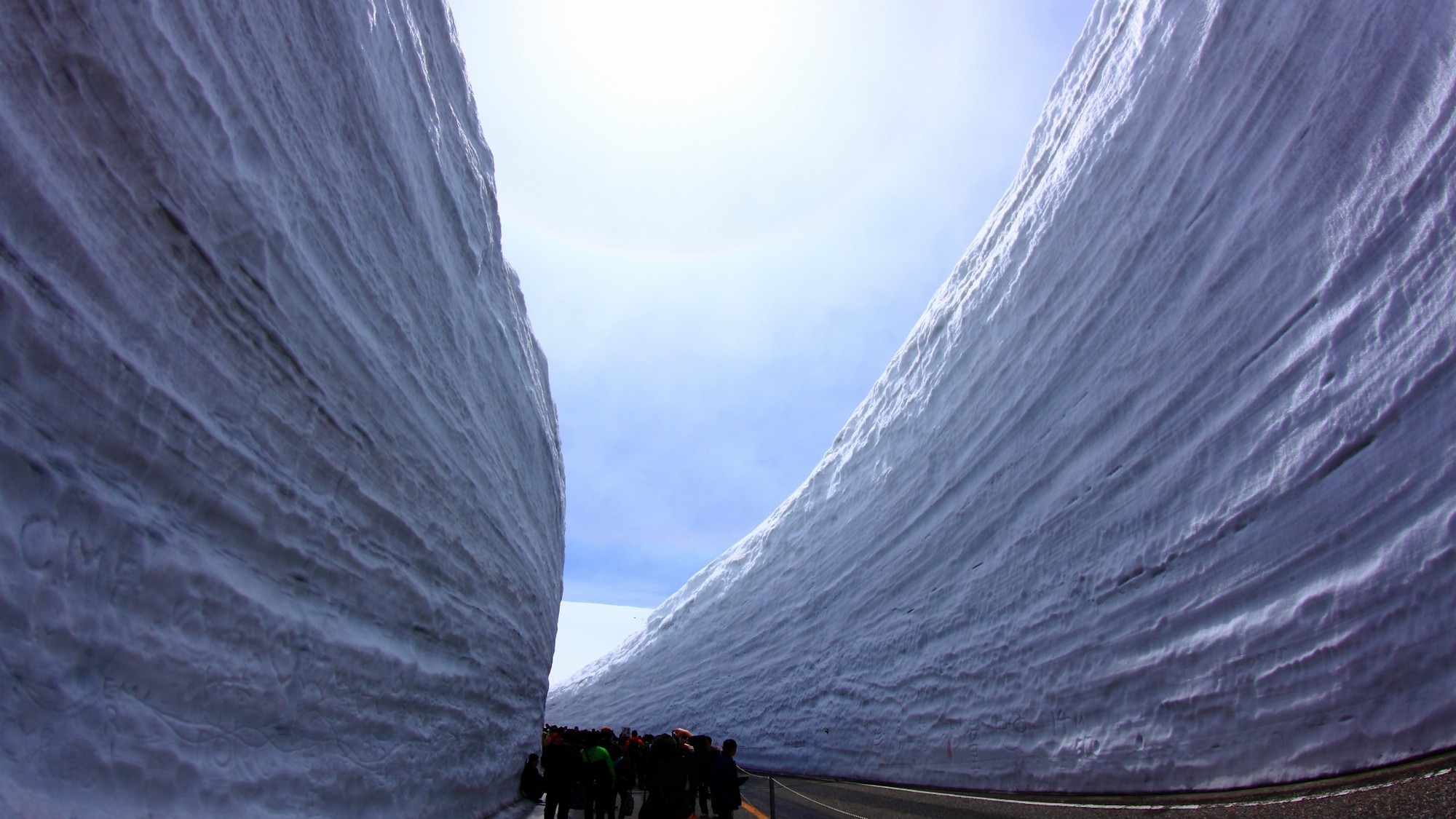 雪の大谷立山室堂平は、世界でも有数の豪雪地帯。その積雪は20ｍを超えることも！