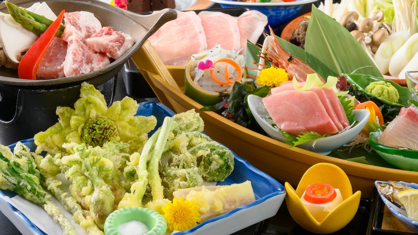 季節の天婦羅盛り合わせと会席料理をお楽しみください