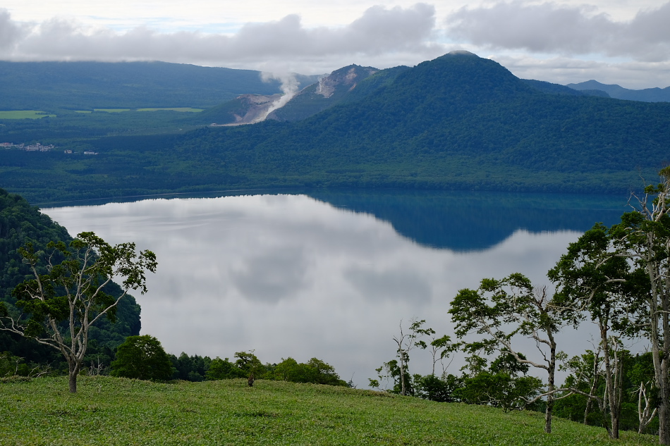 硫黄山と屈斜路湖