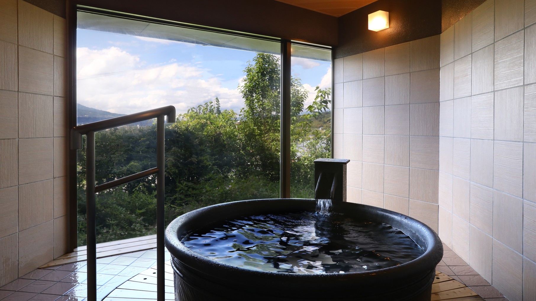 【貸切風呂・桜】広々ゆったり、洗い場付きの貸切風呂
