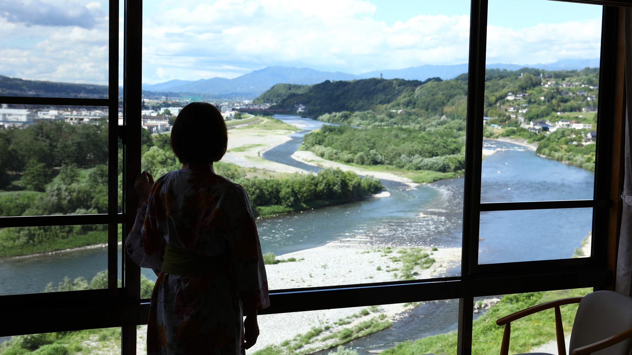 間近に見える雄大な天竜川の流れ、南信州の四季折々の景色を、どうぞ存分にお楽しみください