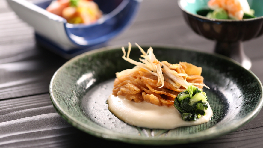 【彩の料理 一例】鯉の甘辛 ホワイトソース添え