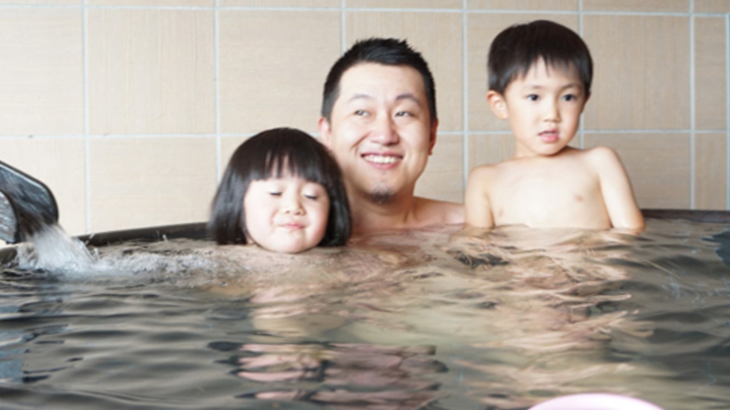 【貸切風呂】当館の貸切風呂は、お子様連れやご家族みなさまでも、ゆったりお使いいただける広さです