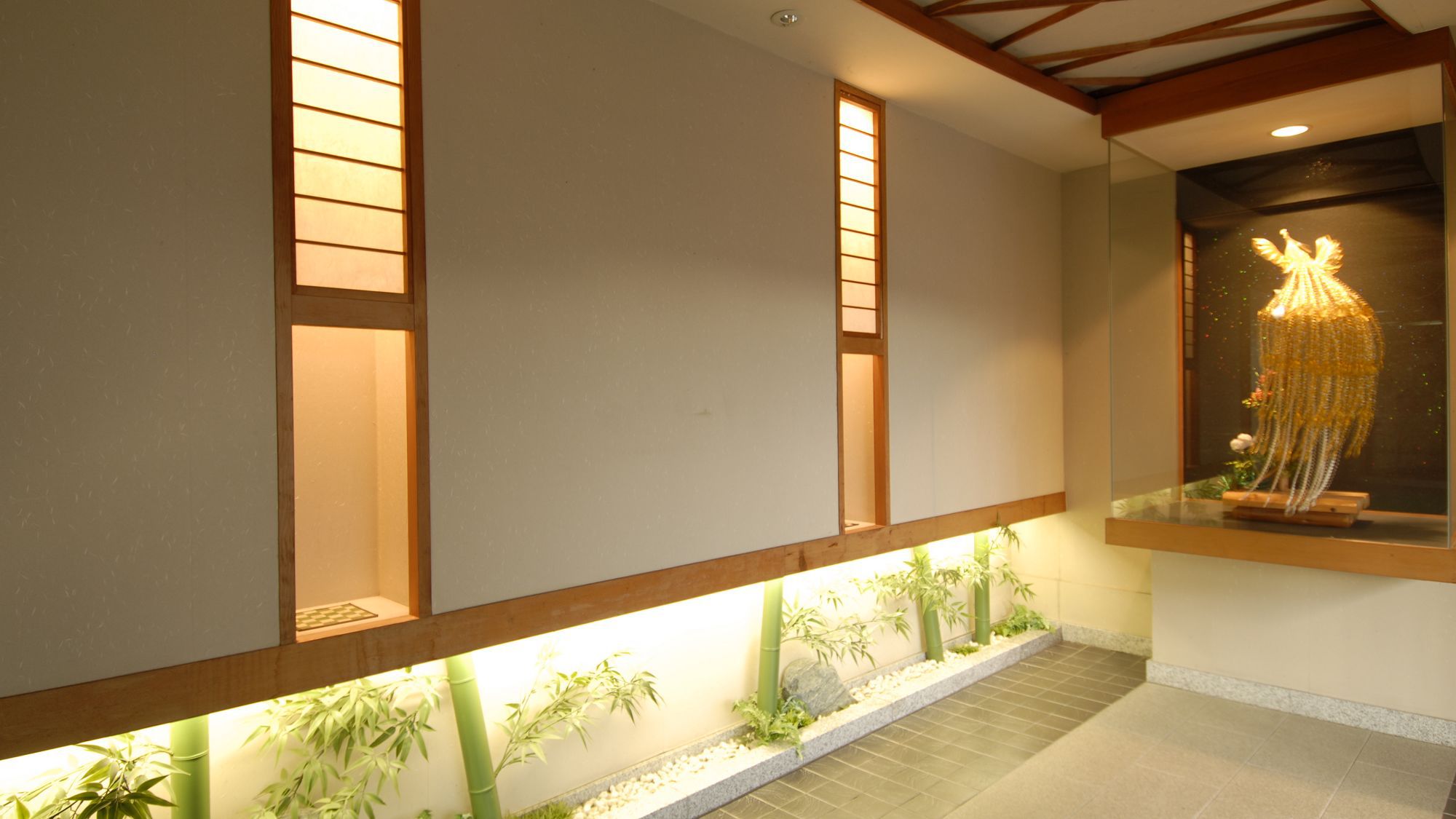 【館内】長野県飯田地方の伝統工芸「水引細工」を展示しております