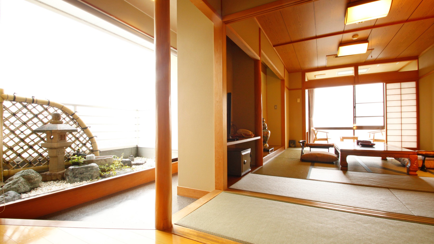 【展望風呂付き和洋室】琉球畳のツインベッドルームと和の12畳間からなる和洋室。一日一組様限定のお部