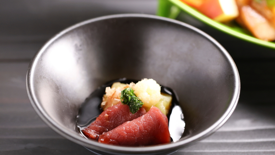 【彩の料理 一例】先附け 馬肉のたたき 茄子ぽん酢和え
