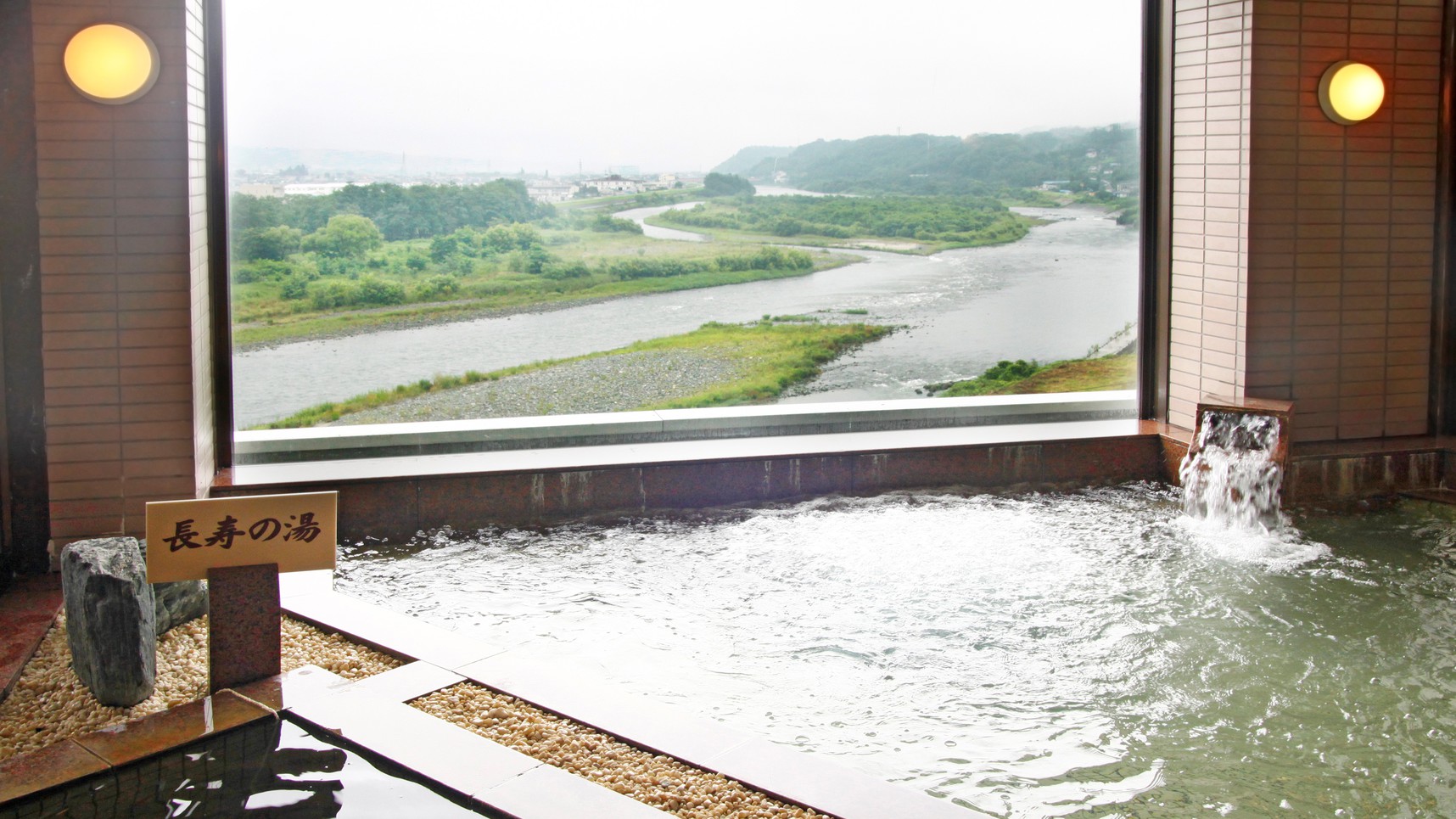 ガラスのくもりをそっと撫でるとひろがる、雄大な天竜川の流れ。ごゆっくりとご堪能ください