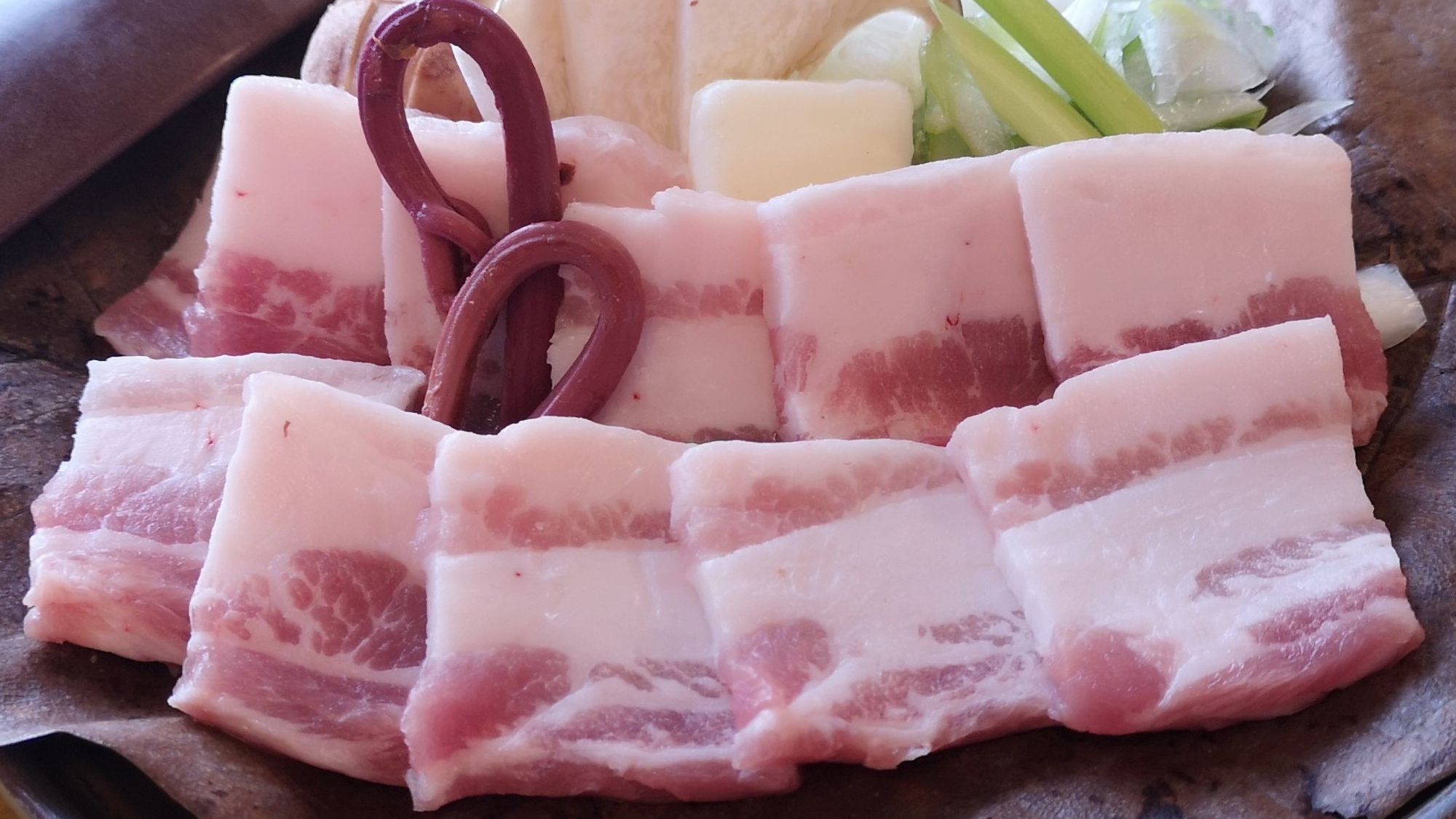 【別注のお料理】「くりん豚」の朴葉焼き。甘味ある脂身と、あっさりながら旨みがしっかり感じられるお肉