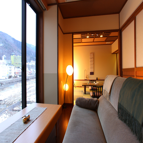 大きな窓からは湯田中の景色をお楽しみいただけます。優しい照明に心和みますね(^ ^)
