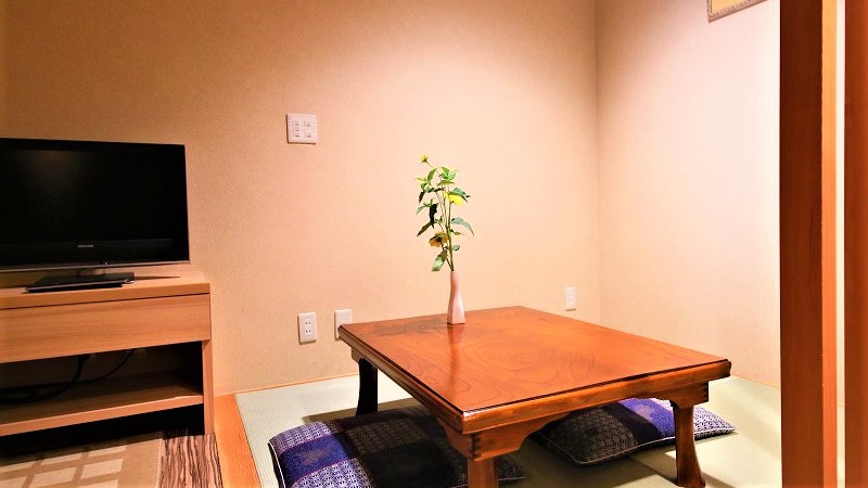 デラックス・ツイン畳スペース付き和洋室くつろぎの和モダン畳スペース付きで靴を脱いでのんびりと