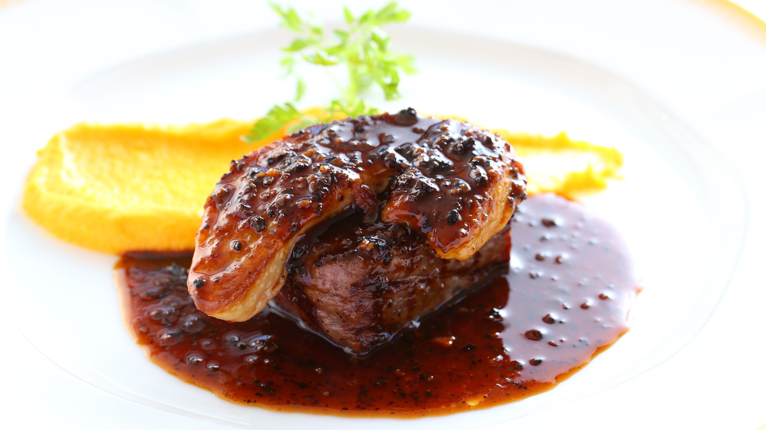 贅沢グルメプランある日のお肉料理口の中でとろけるフォアグラをご堪能ください