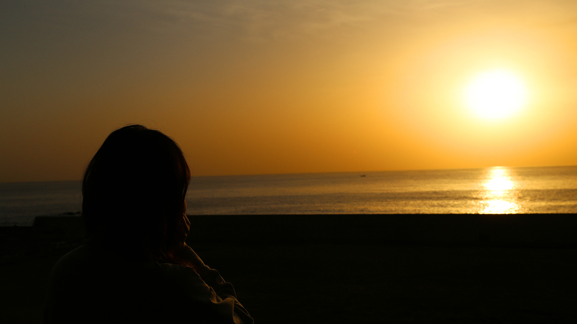 【越前海岸の夕陽】目の前の景色すべてがオレンジ色に染まる—…;絶景に心奪われる瞬間を