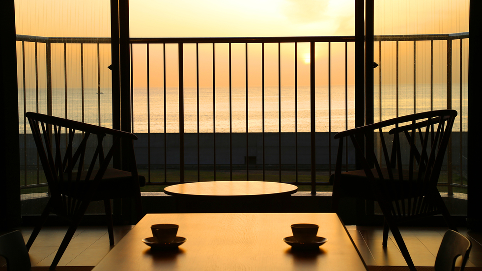 【客室イメージ】夕陽がきらめく美しい光景。部屋の中までオレンジ色に染める絶景をその目で—…;